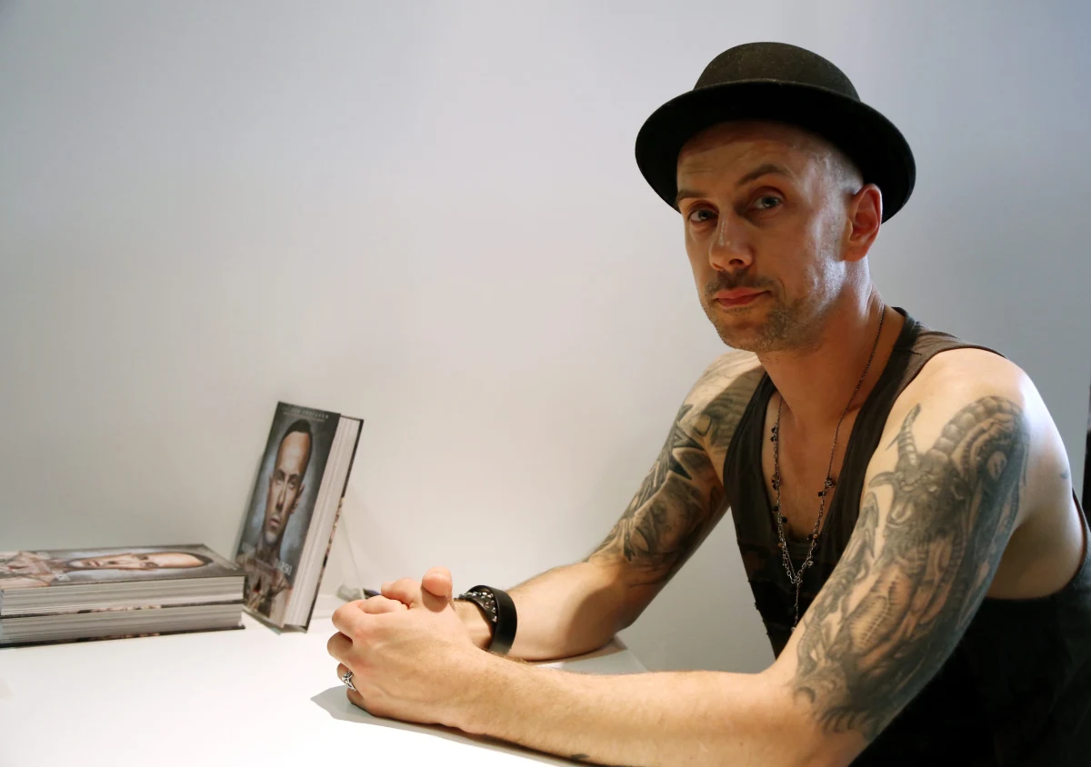 Adam Darski, lider grupy Behemoth jest podejrzany o znieważenia godła Rzeczpospolitej Polskiej. Muzyk, a także osoba zajmująca się promocją zespołu, usłyszeli zarzuty w trwającym od ubiegłego roku śledztwie. Chodzi o plakat promujący trasę koncertową „Rzeczpospolita Niewierna”. 