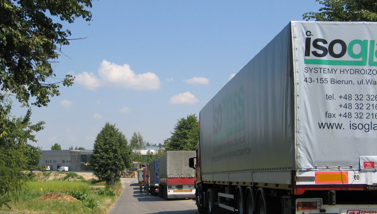 Zagrożonych jest ponad 100 tysięcy miejsc pracy zawodowych kierowców w 20 tysiącach rodzinnych firm transportowych w Polsce. Przed takimi skutkami przyjętego w Luksemburgu unijnego stanowiska w sprawie delegowania pracowników ostrzega związek pracodawców "Transport i Logistyka". Do nowych zasad będą musiały dostosować się między innymi polskie firmy wysyłające swoich pracowników za granicę.