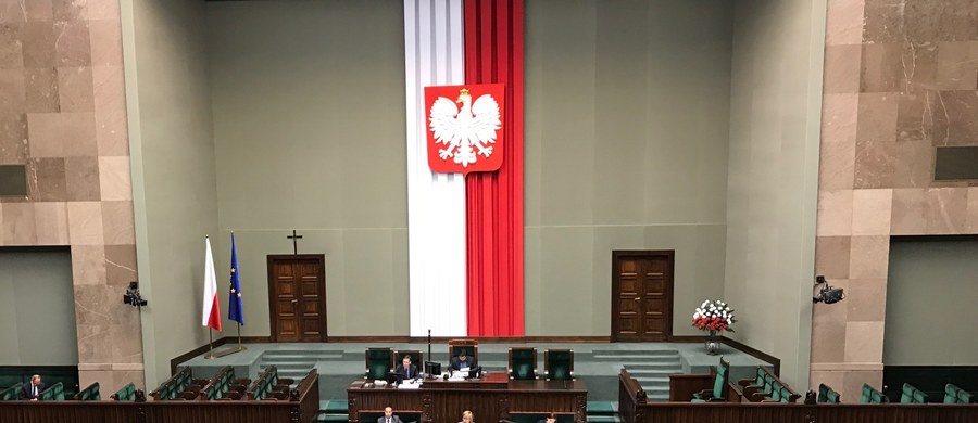 ​Na ulicach - obchody Święta Niepodległości. W Sejmie - dyskusje o zbrodniach nazistów i ukraińskich nacjonalistów. W Parlamencie Europejskim - pytania o polską demokrację. Posłowie będą się też zajmować... czasem. To między innymi czeka nas w tym tygodniu w polityce.