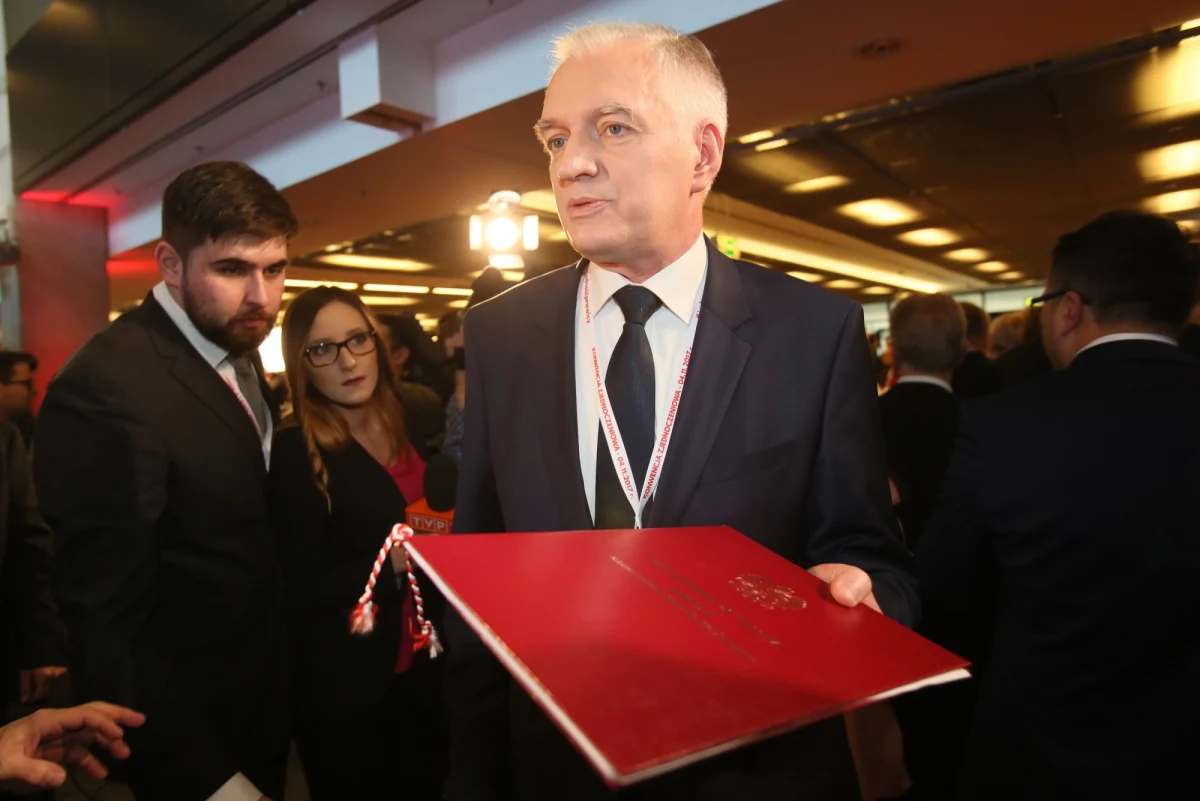 "Liczymy, że ustawa dotycząca niższego ZUS-u dla mikrofirm trafi bez zwłoki pod obrady parlamentu" - stwierdził Jarosław Gowin podczas kongresu jego nowej partii - Porozumienie. Wicepremier podkreślił, że jego pomysł jest gotowy już od czterech miesięcy. To przypomnienie i delikatny przytyk w stronę PiS - informuje dziennikarz RMF FM Patryk Michalski. "W kolejce" czekają także zmiany dotyczące ustroju rolnego. 