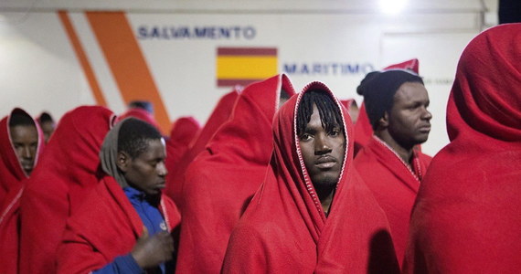 Hiszpańska straż przybrzeżna wyłowiła od piątkowego popołudnia blisko 300 migrantów z Afryki Subsaharyjskiej. Na małych drewnianych łódkach próbowali oni pokonać Morze Śródziemne, by dostać się na Półwysep Iberyjski.