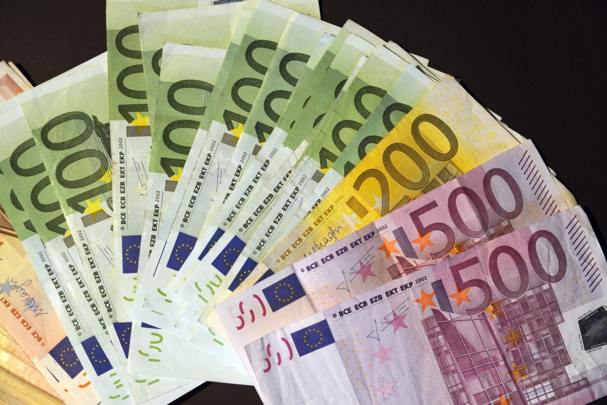 Ochotnicy zatkali stronę w internecie, przez którą można zgłosić się po pieniądze; przez rok za darmo. Francja jest kolejnym krajem, w którym wprowadza się eksperyment z tzw. podstawową płacą gwarantowaną. To rozwiązanie ma w przyszłości sprawić, że pracować będą tylko ci, którzy mają na to ochotę.