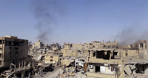 Kilkadziesiąt osób zginęło w wybuchu samochodu-pułapki w syryjskim mieście Dajr az-Zaur - podała agencja rządowa SANA. Do eksplozji doszło w sobotę w obozowisku dla uchodźców w części miasta położonej na wschodnim brzegu Eufratu. Dokładna liczba ofiar śmiertelnych i rannych wciąż nie jest znana. Dzień przed zamachem Dajr az-Zaur - najważniejsze miasto wschodniej Syrii - zostało odbite z rąk dżihadystów z ISIS.