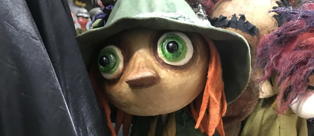 5 listopada to Międzynarodowy Dzień Postaci z Bajek. Dlatego w cyklu Twoje Niesamowite Miejsce odwiedzamy dziś niedostępne na co dzień kulisy najstarszego teatru lalkowego w Polsce. To działający od 1928 roku w Warszawie Teatr Baj. Zaglądamy do pomieszczeń, w których przechowywane są rekwizyty, sprawdzamy, gdzie specjaliści naprawiają marionetki i pacynki oraz jaka dekoracja powstaje w stolarni. Odwiedzamy też magazyn, w którym znaleźć można kilkaset lalek, z których każda ma swoją niezwykłą historię. 

