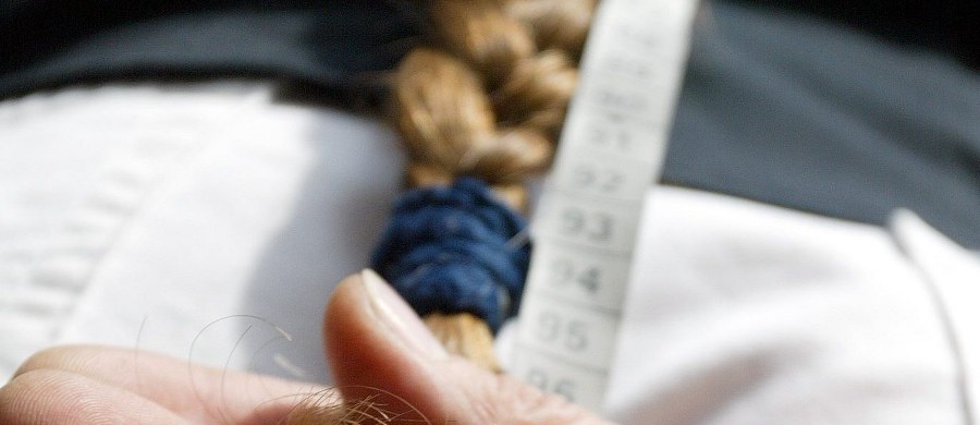 W Indiach od kilku miesięcy trwa histeria na punkcie łowców warkoczy. Zamaskowani złoczyńcy ponoć usypiają kobiety i obcinają ich warkocze. Panika dotknęła Kaszmir, gdzie doszło do samosądów i starć z policją. Na bazarach wciąż pojawiają się nowe wersje plotki.