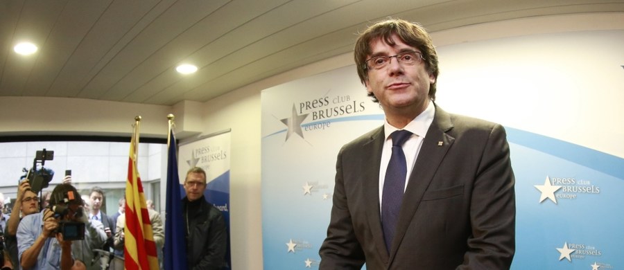 Zdymisjonowany szef rządu Katalonii Carles Puigdemont i czterech jego współpracowników oddało się w ręce belgijskiej policji – poinformowała w niedzielę brukselska prokuratura. Jest to efekt wydania przez sąd w Madrycie Europejskiego Nakazu Aresztowania polityków.