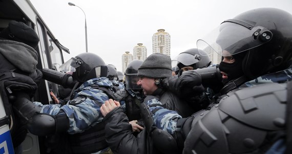 Około 300 osób zatrzymała policja w centrum Moskwy. Do zatrzymań doszło też w innych miastach Rosji. Według mediów niezależnych zatrzymywano głównie zwolenników opozycjonisty Wiaczesława Malcewa i jego zdelegalizowanego ruchu Artpodgotowka.