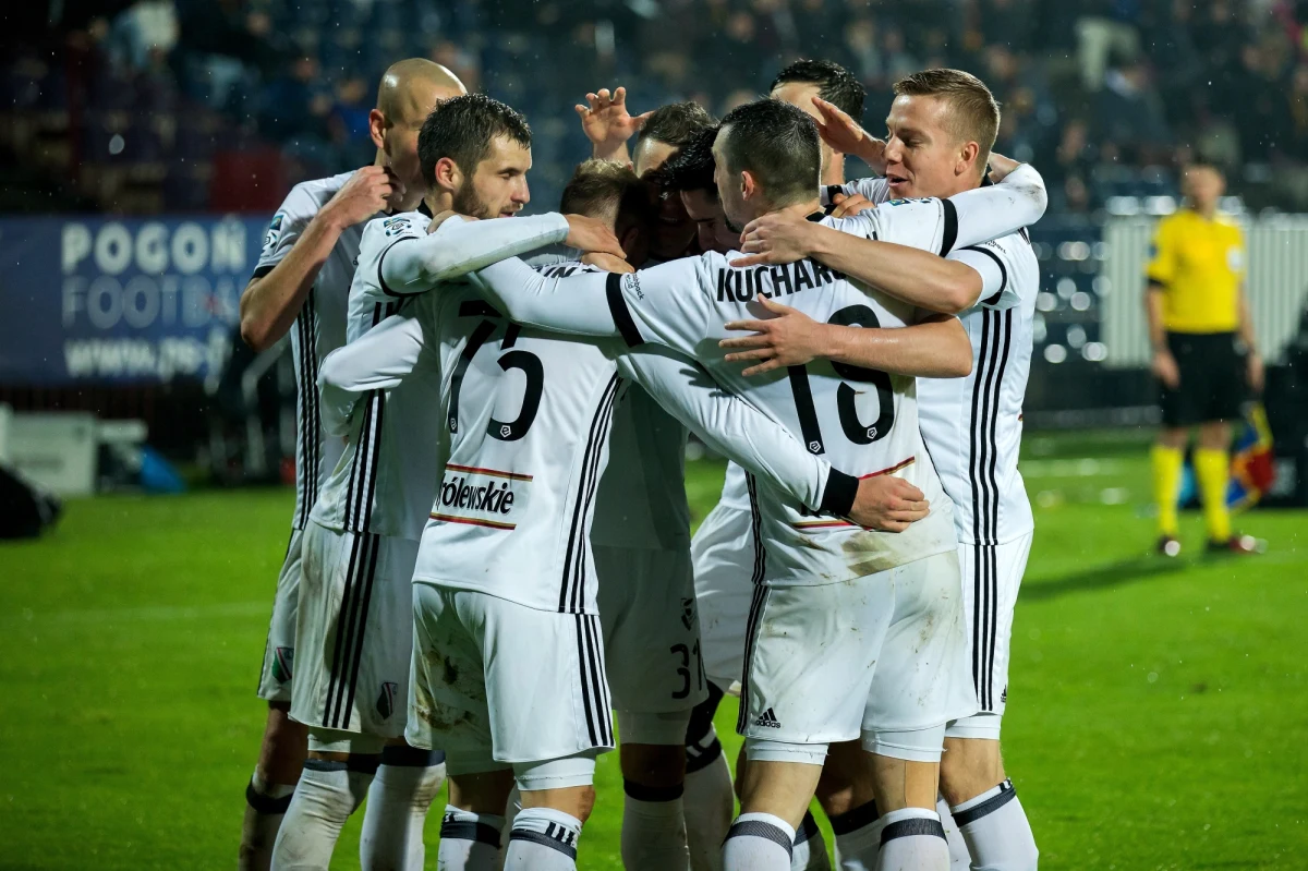 Piłkarze Legii odnieśli czwarte z rzędu ligowe zwycięstwo. W 15. kolejce pokonali w Szczecinie ostatnią w tabeli Pogoń 3:1 i zajmują drugie miejsce. Tracą punkt do rewelacyjnego lidera Górnika Zabrze, z którym zmierzą się w następnej serii.