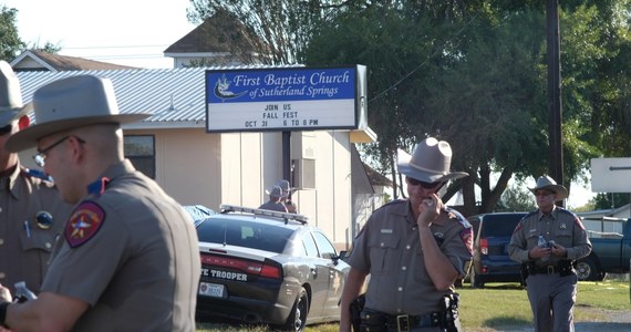 Co najmniej 26 osób zginęło, a 24 zostały ranne w strzelaninie w kościele baptystów w Sutherland Springs na południu Teksasu. Do świątyni wszedł uzbrojony mężczyzna i zaczął strzelać. Napastnik nie żyje.