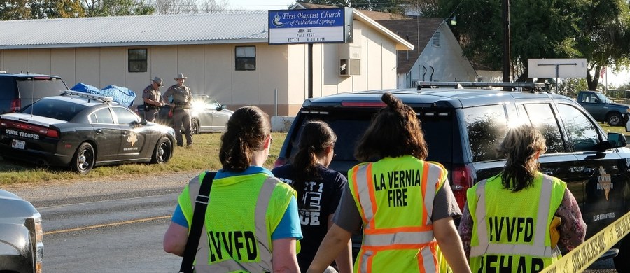Co najmniej 26 osób zginęło, a 24 zostały ranne, kiedy w niedzielę samotny napastnik otworzył ogień do wiernych w kościele baptystów w Sutherland Springs na południu Teksasu - poinformował na konferencji prasowej gubernator tego stanu Greg Abbott.