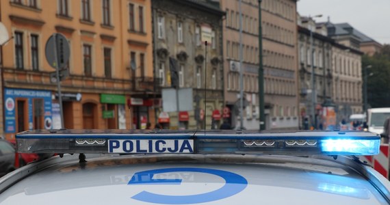 Tragiczny finał samochodowej ucieczki przed policyjnym pościgiem w Ostrołęce: zginął 36-latek, dwóch innych mężczyzn trafiło do szpitala. Wciąż nie wiadomo, kto prowadził auto - policja próbuje to ustalić.