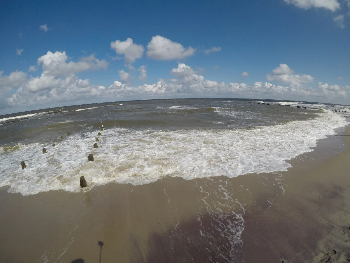 Minimum 26 dni urlopu dla wszystkich zatrudnionych niezależnie od stażu pracy i wprowadzenie nowego typu umów w miejsce śmieciówek - jak donosi "Fakt", takie propozycje mają eksperci pracujący nad zmianami w Kodeksie pracy.