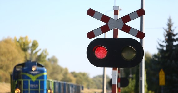 Jest akt oskarżenia przeciwko dróżnikowi z Chełma na Lubelszczyźnie. Mężczyzna 4 kwietnia tego roku, mimo informacji o nadjeżdżającym pociągu, nie zamknął rogatek. Pociąg staranował samochód którym jechały matka z córką. 51-latka zginęła na miejscu, jej 13-letnia córka zmarła w szpitalu. 