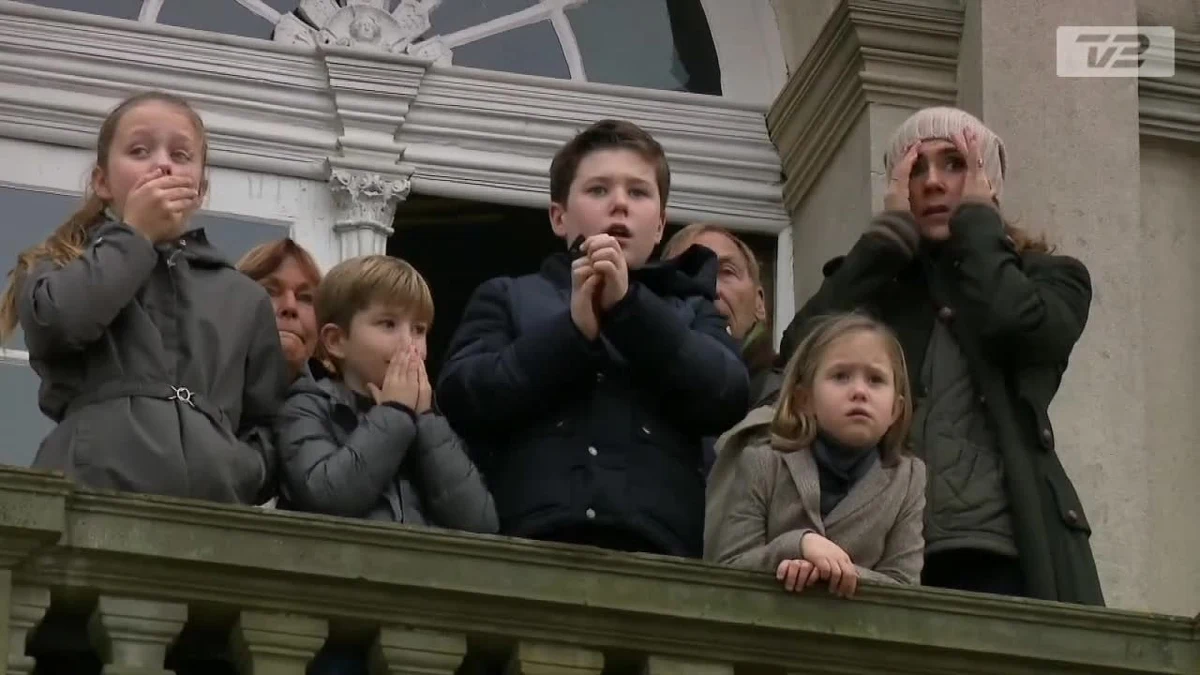 Duńska księżna Mary oraz jej czwórka dzieci byli świadkami niebezpiecznego wypadku podczas corocznego Hubertusa w Dyrehaven. Jeden z organizatorów wydarzenia został przypadkowo uderzony przez konia. Mężczyzna został natychmiast przewieziony do szpitala. Po badaniach okazało się, że nie odniósł poważniejszych obrażeń, mimo że zdarzenie wyglądało bardzo niebezpiecznie. Kamery uchwyciły moment, w którym rodzina królewska zobaczyła wypadek. Na ich twarzach widać przerażenie, a księżna Mary zakrywa oczy rękoma.