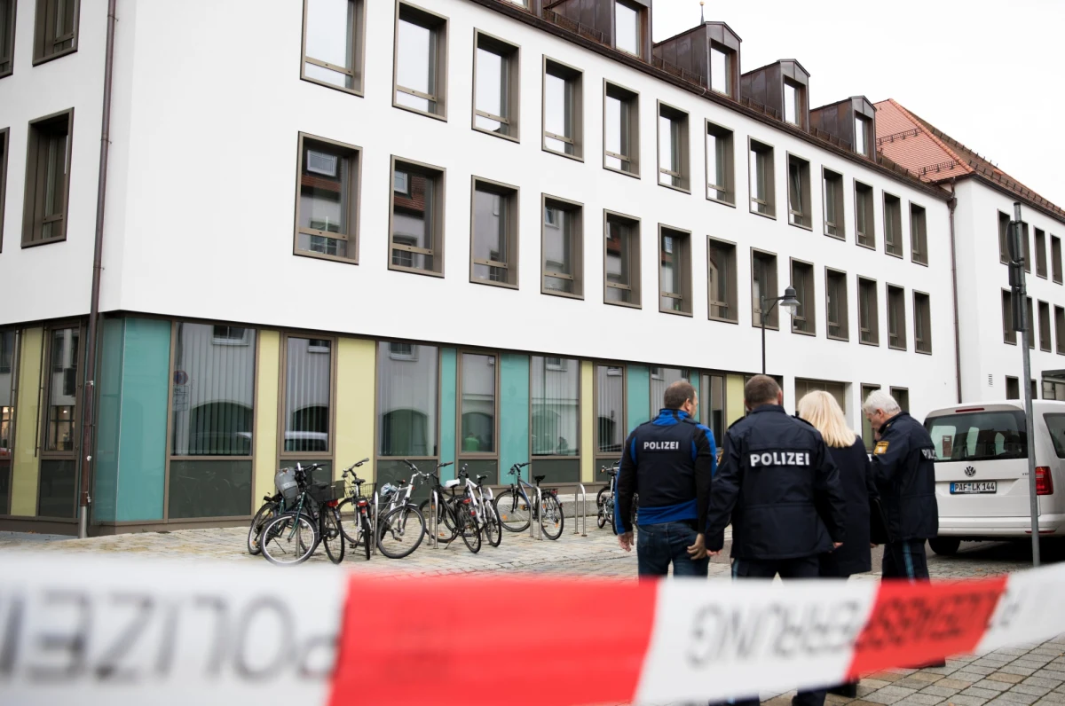 Policjanci z jednostki specjalnej SEK obezwładnili mężczyznę, który od rana przetrzymywał w siedzibie powiatowego Jugendamtu w Bawarii jako zakładniczkę pracownicę tego urzędu. Uwolniona 31-letnia kobieta jest lekko ranna.