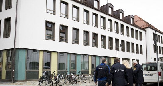 Policjanci z jednostki specjalnej SEK obezwładnili mężczyznę, który od rana przetrzymywał w siedzibie powiatowego Jugendamtu w Bawarii jako zakładniczkę pracownicę tego urzędu. Uwolniona 31-letnia kobieta jest lekko ranna.