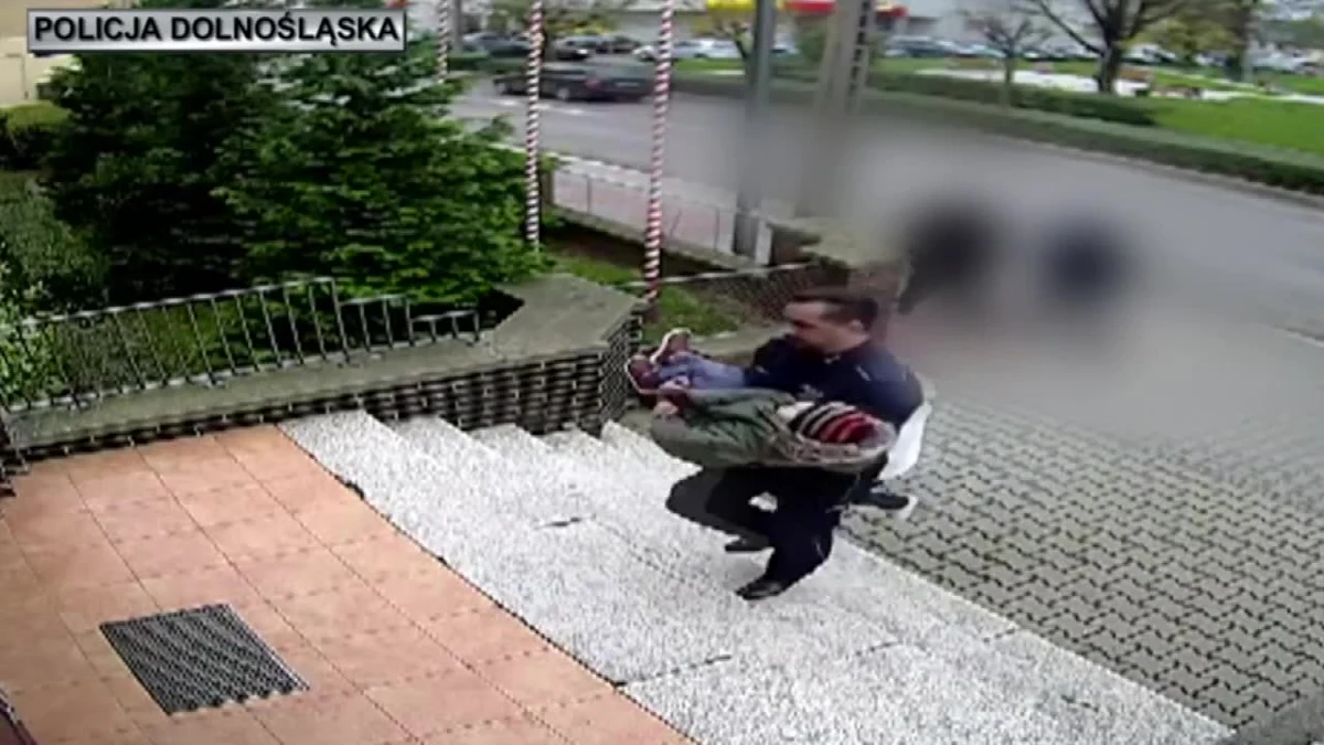 6-latek nie mógł ustać na nogach, co chwilę upadał. Mieszkanka Jawora na Dolnym Śląsku widząc chłopca zaalarmowała policjantów z pobliskiej komendy. Akcję nagrały kamery monitoringu. Okazało się, że chwilę wcześniej 6-latek dostał napadu padaczki. Dyżurny jednostki wezwał pogotowie ratunkowe. W komendzie, przed przyjazdem pogotowia, policjant udzielił 6-latkowi pomocy przedmedycznej. Ratownicy medyczni zabrali dziecko do szpitala. Życiu chłopca nie zagraża niebezpieczeństwo.