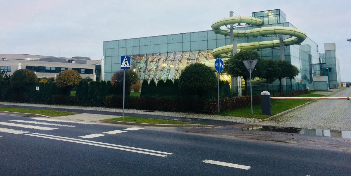 Ponad 109 mln złotych musiała w tym roku oddać najbogatsza gmina w Polsce w postaci „janosikowego” i do Wojewódzkiego Funduszu Ochrony Środowiska. Jednak budżet Kleszczowa w Łódzkiem uszczuplony o 40 procent to i tak ogromne pieniądze. W przeliczeniu na jednego mieszkańca to blisko 32 tys. zł. Jak się żyje w takim miejscu? 