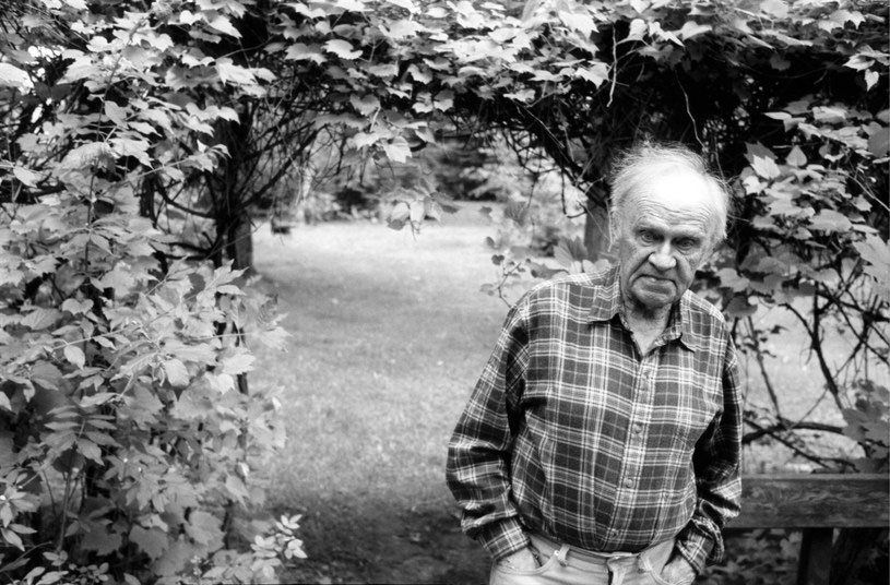 W wieku 96 lat zmarł Roman Bratny, pisarz, autor takich powieści jak "Kolumbowie. Rocznik 20" "Szczęśliwi torturowani", "Śniegi płyną", "Brulion", "Na bezdomne psy". O śmierci pisarza poinformowała w poniedziałek PAP jego córka Julia Bratny. 
