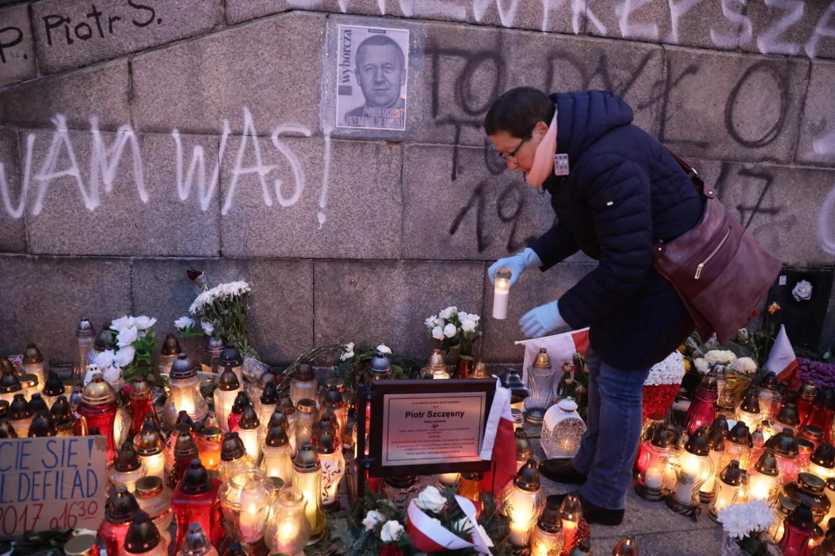 Kilkaset osób wzięło udział w marszu pamięci ku czci Piotra Szczęsnego, który 19 października podpalił się na Placu Defilad przed Pałacem Kultury i Nauki.

