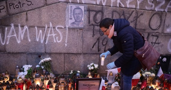 Kilkaset osób wzięło udział w marszu pamięci ku czci Piotra Szczęsnego, który 19 października podpalił się na Placu Defilad przed Pałacem Kultury i Nauki.

