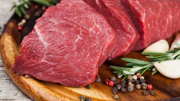 Statystyczny Polak zjada około 75 kg mięsa rocznie. Najpopularniejsze mięso na polskich stołach to wieprzowina i drób. Czym się kierować przy zakupie mięsa, aby wybrać najzdrowsze i najświeższe? Warto nauczyć się klasyfikować je po kolorze.

