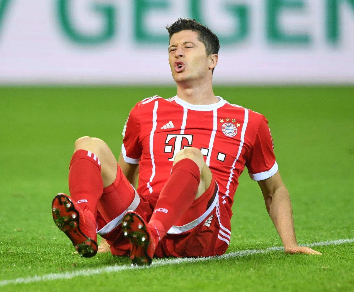 Lekarz piłkarskiej reprezentacji Polski Jacek Jaroszewski przyznał, że nie może zapewnić, że Robert Lewandowski zagra w piątkowym meczu towarzyskim z Urugwajem w Warszawie. To efekt urazu uda napastnika Bayernu Monachium.