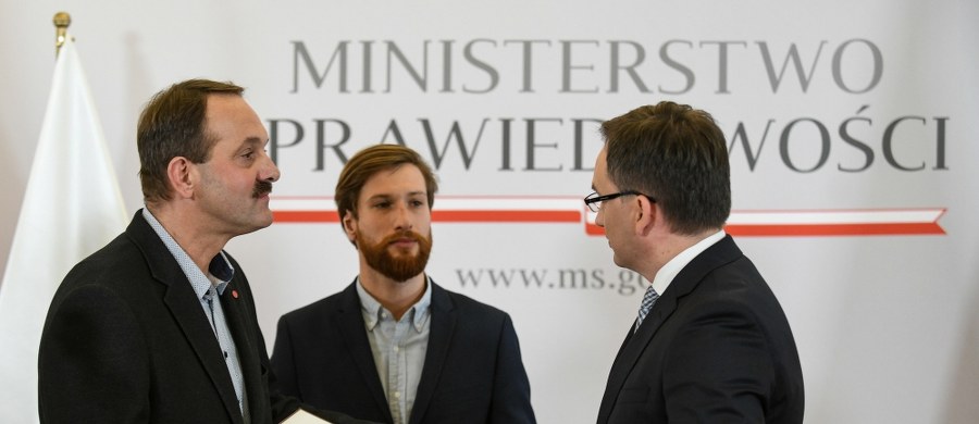 Minister sprawiedliwości Zbigniew Ziobro uhonorował dwóch mężczyzn, którzy w październiku powstrzymali nożownika, który zaatakował w centrum handlowym w Stalowej Woli. Zginęła wtedy jedna osoba, a osiem zostało rannych. 