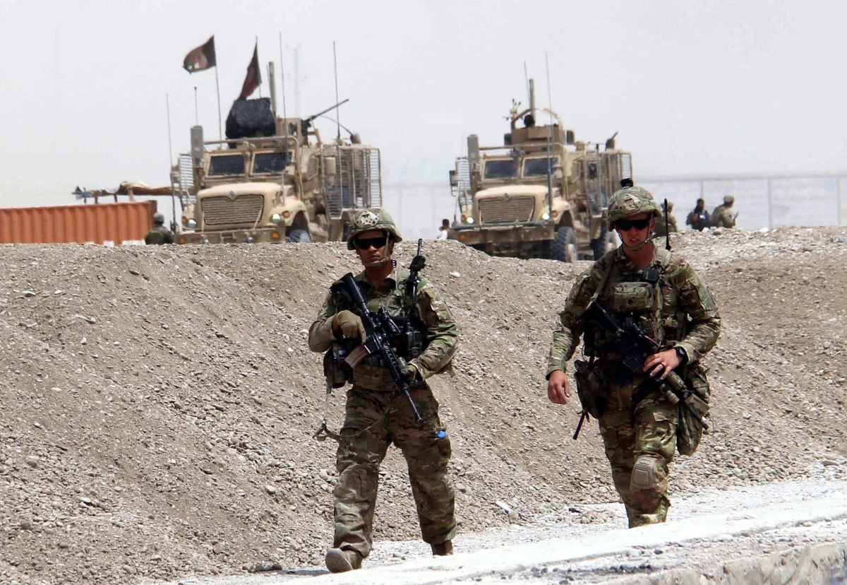 Jedno z nowych centrów dowodzenia Sojuszu Północnoatlantyckiego powinno zostać zlokalizowane w Europie Centralnej - zasugerował szef NATO Jens Stoltenberg. Sojusz zmienia strukturę dowodzenia, by odpowiedzieć na nowe zagrożenia - m.in. ze strony Rosji. W środę dyskutować o tym będą ministrowie obrony krajów członkowskich. W lutym natomiast - jak poinformował Stoltenberg - NATO zdecyduje o lokalizacji nowych dowództw. Czy Polska podejmie starania, by jedno z nich ściągnąć nad Wisłę?