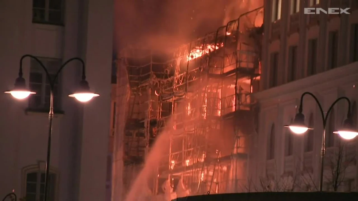 W centrum Sztokholmu doszło do pożaru remontowanej kamienicy. Ogień objął cały budynek. Siły porządkowe odgrodziły zagrożony teren. Nad miastem unosił się słup czarnego dymu i iskier. W pewnym momencie na nagraniu słychać silny wybuch. Prawdopodobnie doszło do eksplozji butli z tlenem. W wyniku pożaru dwie osoby trafiły do szpitala z powodu zatrucia dymem.