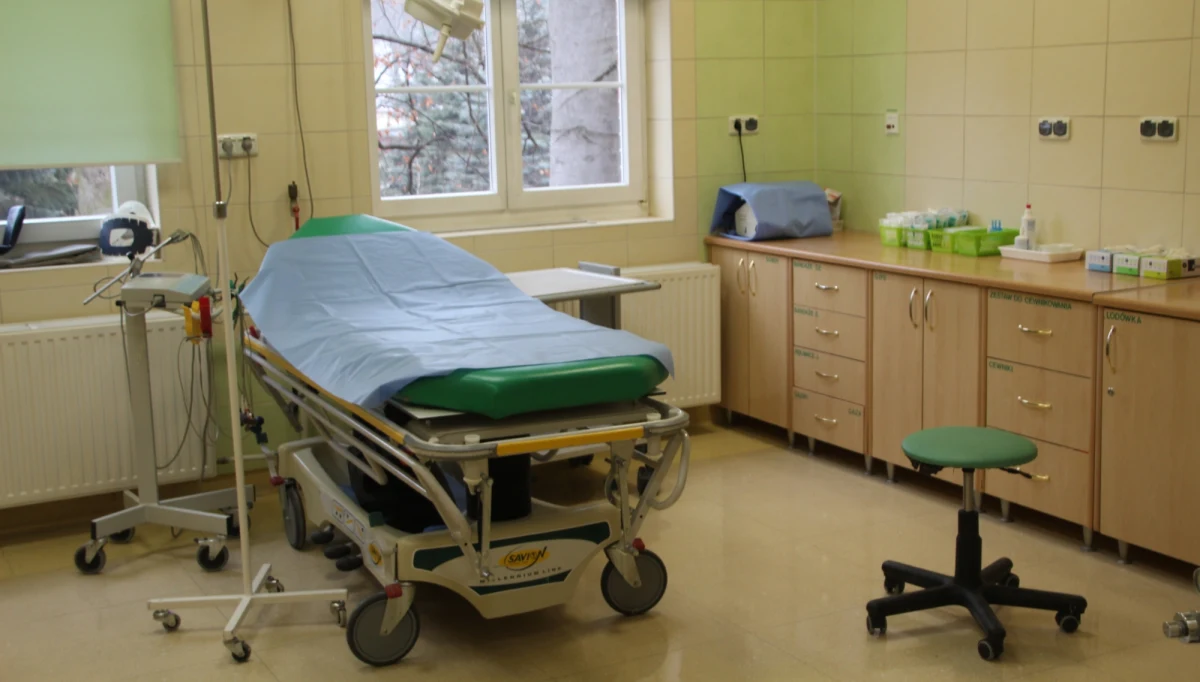 Samopodpalenie przed budynkiem Sądu Rejonowego w Rzeszowie. Mężczyzna z poważnymi oparzeniami trafił do szpitala. Jego stan jest ciężki, ma poparzone 90 proc. ciała. To 40-letni mieszkaniec Rzeszowa. Wszystko wskazuje na to, że kierowały nim względy osobiste.