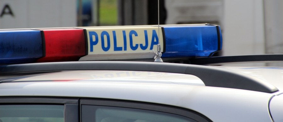 To ofiara wypadku - 36-letni mężczyzna - prowadziła samochód, który w niedzielę w Ostrołęce rozbił się w czasie ucieczki przed policyjnym pościgiem - takie są, jak dowiedział się reporter RMF FM Krzysztof Zasada, ustalenia prokuratury. Przypomnijmy: funkcjonariusze ruszyli w pościg za autem, którego kierowca nie zatrzymał się do kontroli. Po drodze samochód staranował ogrodzenia kilku posesji, uderzył w budynek mieszkalny i dachował.