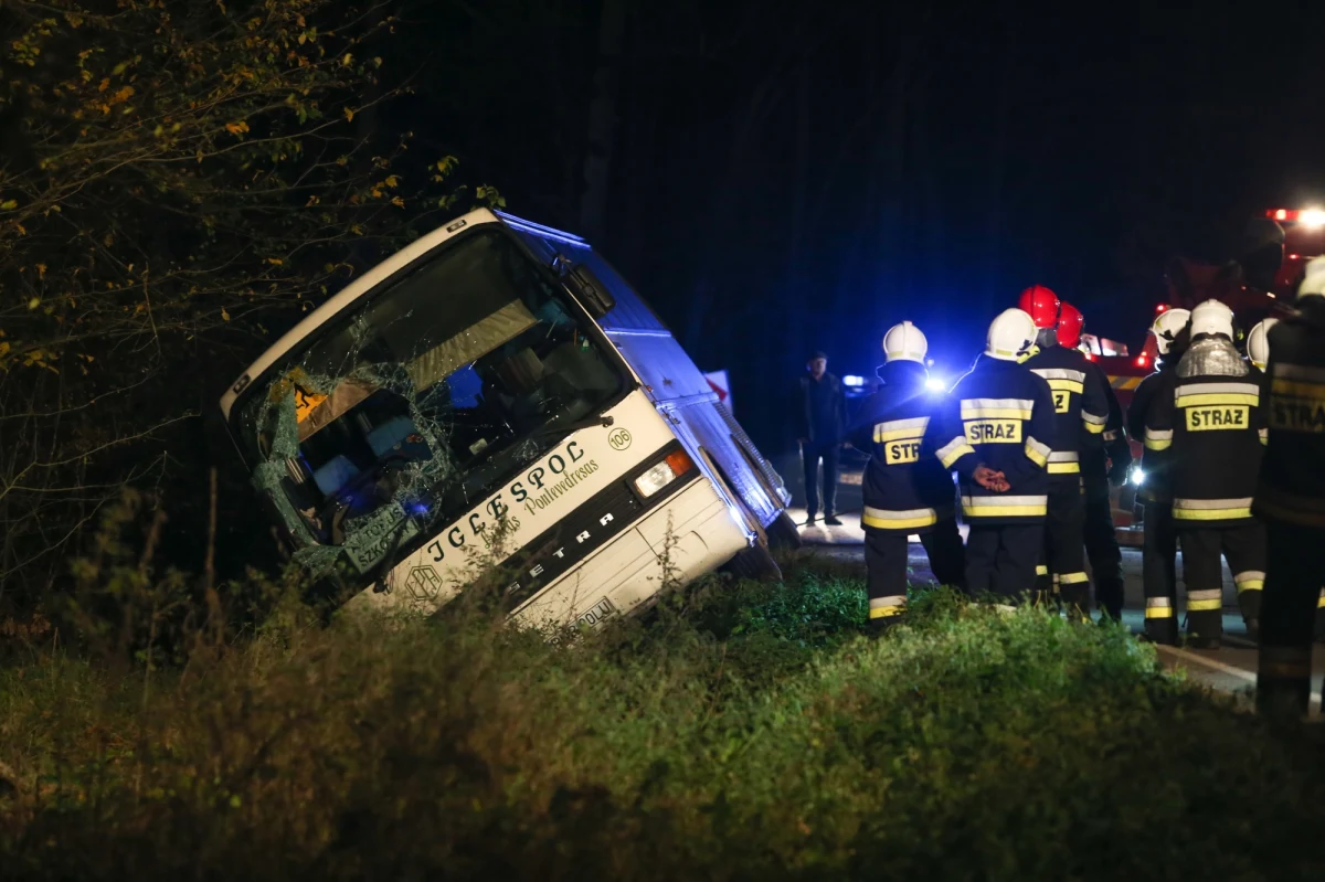 W Czeszewie (Wielkopolskie) na lokalnej drodze przewrócił się autobus szkolny, którym podróżowało 36 osób, w tym 33 dzieci. Służby medyczne zdecydowały o przewiezieniu siedmiorga dzieci do szpitala.