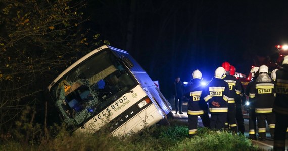 W Czeszewie (Wielkopolskie) na lokalnej drodze przewrócił się autobus szkolny, którym podróżowało 36 osób, w tym 33 dzieci. Służby medyczne zdecydowały o przewiezieniu siedmiorga dzieci do szpitala.