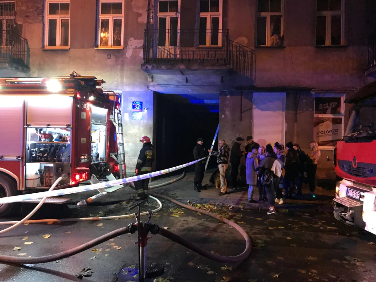 Jednak nie gaz, a eksplozja granatów, lub innych materiałów wybuchowych - to najbardziej prawdopodobna przyczyna wybuchu i pożaru w kamienicy na warszawskiej Pradze przy ulicy Siedleckiej  - ustalił reporter RMF FM Mariusz Piekarski. W eksplozji, do której doszło we wtorek wieczorem zginęła jedna osoba. Pięć - w tym małe dziecko - zostało rannych. Z budynku ewakuowano ponad 30 osób. Strażacy przez kilka godzin dogaszali pożar strychu i poddasza. 