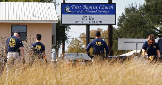 Devin Kelley, który w niedzielę, w kościele batystów, w osadzie Sutherland Springs w Teksasie, zabił 26 osób i zranił ponad 20, pięć lat wcześniej uciekł z zamkniętego zakładu psychiatrycznego - twierdzą amerykańskie media. Stacja telewizyjna KPRC poinformowała, że mężczyzna, który w roku 2012 stacjonował w bazie lotnictwa wojskowego Holloman w stanie Nowy Meksyk, groził śmiercią swoim zwierzchnikom. Został także przyłapany na próbie przemytu broni palnej na teren bazy. Skierowano go wtedy na przymusowe leczenie w zamkniętym zakładzie psychiatrycznym.