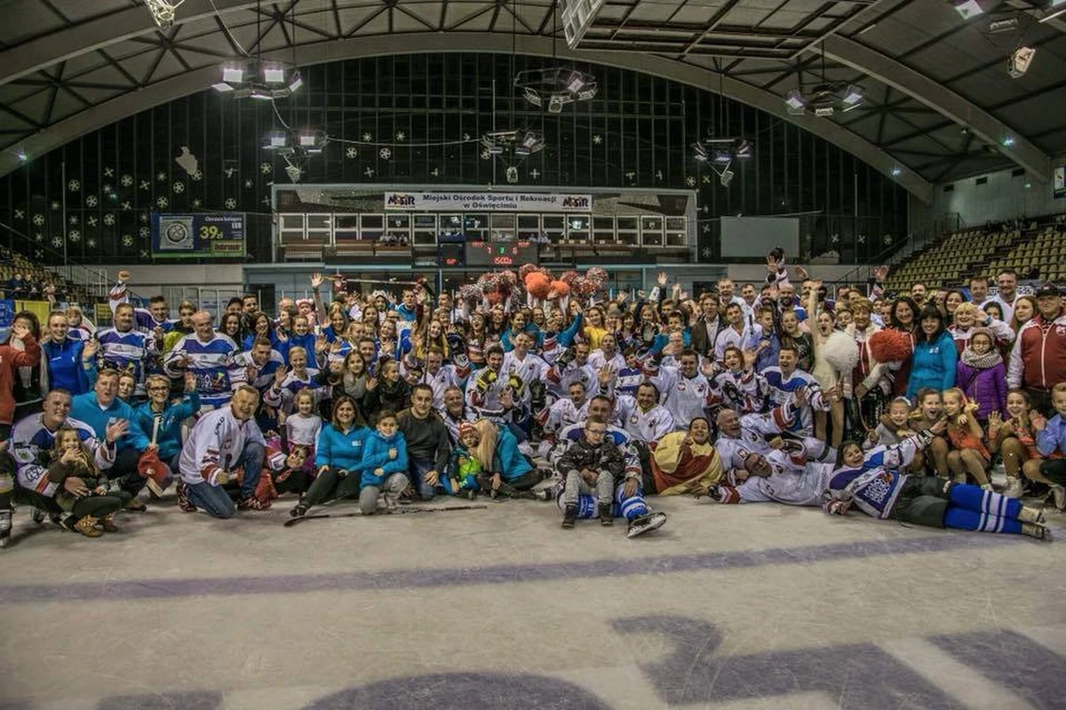 Oświęcimianie - jak co roku - nie zawiedli. Na leczenie i rehabilitację 6-letniego Mateusza, cierpiącego na autyzm i alergie, zebrali 43 tysiące złotych! A wszystko w trakcie IV Wielkiego Charytatywnego Meczu Hokejowego, w którym zmierzyli się Hokejowa Reprezentacja Artystów Polskich i Przyjaciele Fundacji Małej Orkiestry Wielkiej Pomocy. "Rodzice Mateusza byli przeszczęśliwi. Mają zapewnione leczenie na kilka lat" - mówi RMF FM Agnieszka Komendera, wolontariuszka Fundacji. To spotkanie widzowie i zawodnicy zapamiętają na długo z jeszcze jednego powodu… "Czy uczynisz mi ten zaszczyt i spędzisz ze mną życie do samego końca?" - zapytał wybrankę swego serca aktor kabaretowy i muzyk Adam Grzanka. Co odpowiedziała? Zobaczcie film!