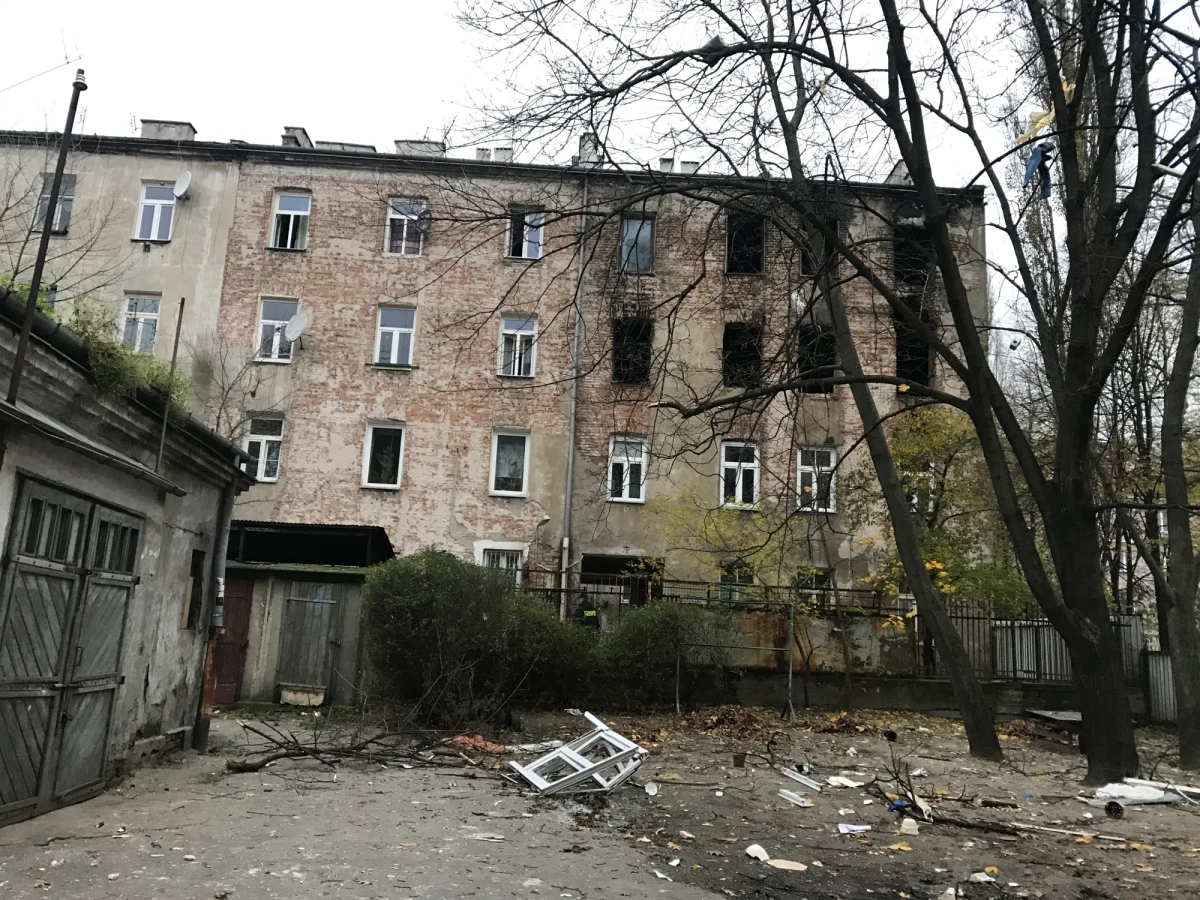 Prokuratura wszczęła śledztwo w sprawie wczorajszego wybuchu i pożaru w kamienicy na warszawskiej Pradze. Chodzi o sprowadzenie zdarzenia, które zagraża życiu lub zdrowiu wielu osób albo mieniu w wielkich rozmiarach - to wstępna kwalifikacja czynu. Prokuratura zakłada, że było to zdarzenie nieumyślne, a przyczyną był wybuchu gazu. W kamienicy zginęła jedna osoba, 5 zostało rannych. Wiadomo już, że prawie 40 mieszkańców nie wróci do swoich mieszkań.

