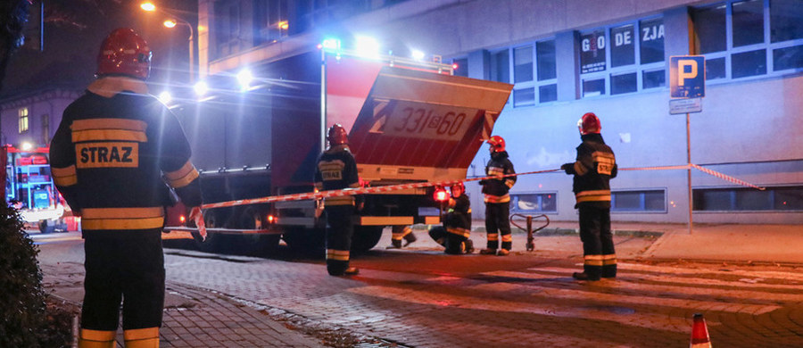 Specjaliści z laboratorium wojskowego w Puławach będą badać zawartość tajemniczej przesyłki znalezionej wczoraj na poczcie w Rybniku. Z oznaczeń na kopercie wynikało, że wewnątrz mogą znajdować się środki biologicznie niebezpieczne. Sprawą zajęła się już policja.