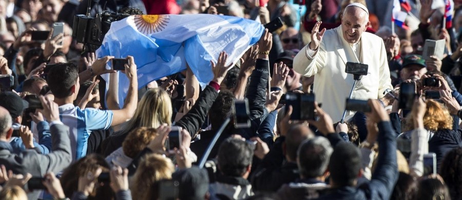 W czasie mszy ksiądz mówi "w górę serca", a nie "w górę telefony komórkowe" - mówił papież Franciszek podczas audiencji generalnej w Watykanie. Wyznał, że smutkiem napawa go widok telefonów podczas mszy. "Msza to nie spektakl" - podkreślił.