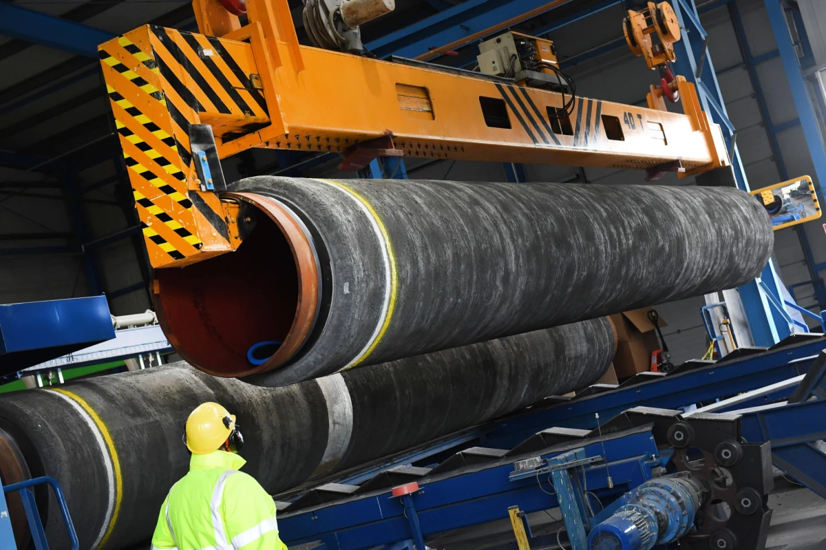 Komisja Europejska mocno uderzyła w Nord Stream 2 - donosi korespondentka RMF FM Katarzyna Szymańska-Borginon. Bruksela przedstawiła propozycję zmian w dyrektywie gazowej, która może zatrzymać budowę rury - ta dostarczając gaz do Europy Zachodniej ma omijać Polskę i Ukrainę.