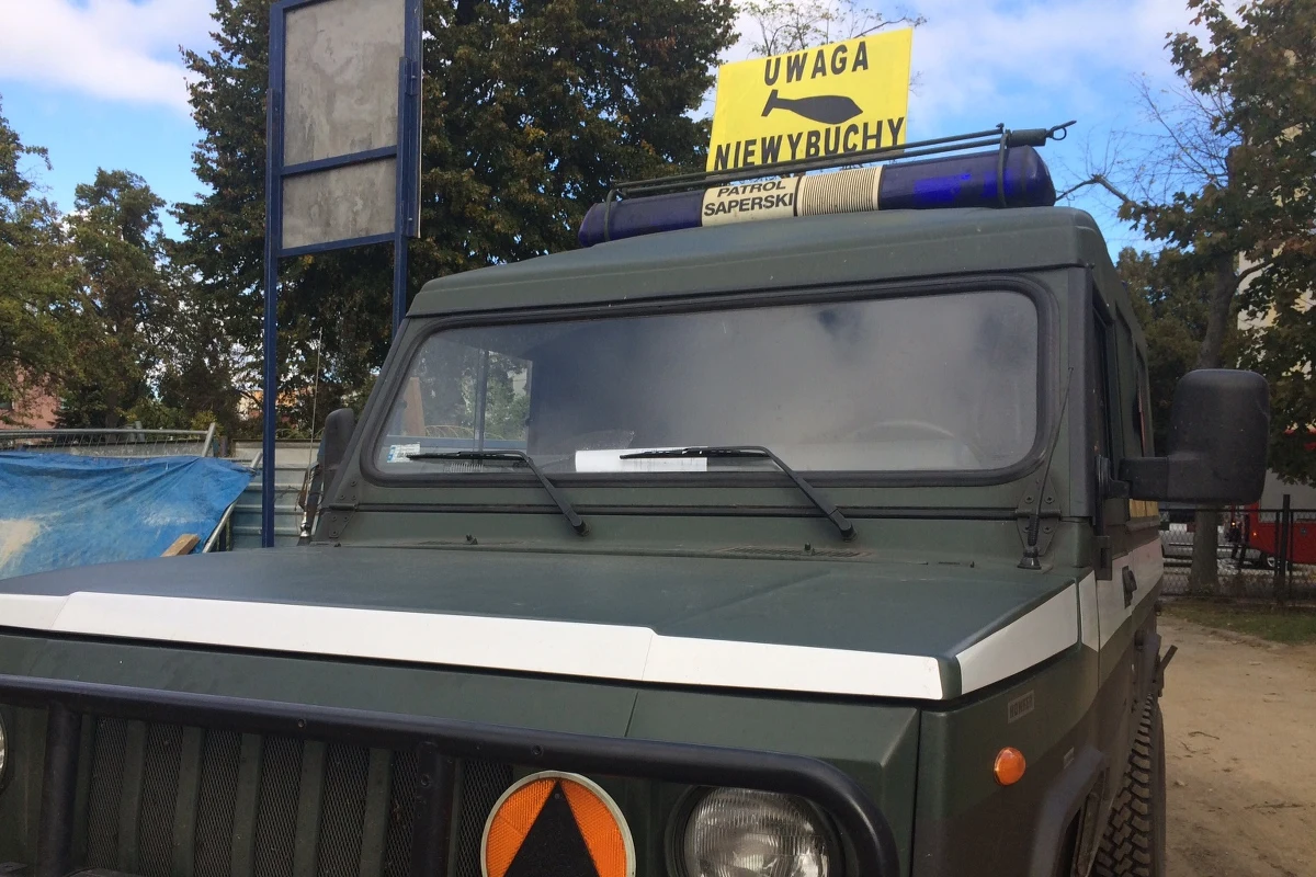 Saperzy zakończyli akcję usuwania materiałów wybuchowych z czasów II wojny światowej odnalezionych przy moście na ulicy Sienkiewicza w Dzierżoniowie. Kilka godzin wcześniej całkowicie odizolowano tę część miasta, wyznaczono specjalną strefę bezpieczeństwa o promieniu kilkuset metrów i ewakuowano z niej okolicznych mieszkańców. Według nieoficjalnych informacji, wydobyto ok. 200 kg trotylu. 