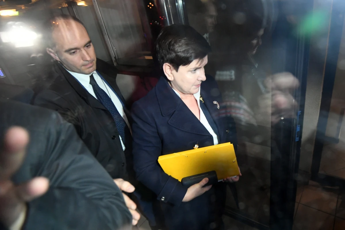 Okolo godz. 20, po niemal czterech godzinach, zakończyło się spotkanie kierownictw partii wchodzących w skład Zjednoczonej Prawicy: PiS, Porozumienia i Solidarnej Polski, które poświęcone miało być m.in. zapowiadanej przez premier Beatę Szydło rekonstrukcji rządu. Wiceprezes PiS Adam Lipiński powiedział dziennikarzom, że środowe spotkanie przebiegało "w bardzo dobrej atmosferze". Nie chciał jednak zdradzić żadnych szczegółów w sprawie tego, czy zapadły jakiekolwiek decyzje dotyczące rekonstrukcji rządu.