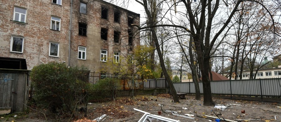 38 osób ewakuowanych po pożarze i wybuchu w kamienicy na warszawskiej Pradze nie wróci do swoich mieszkań. Tak zdecydował inspektor nadzoru budowlanego. W pożarze zginęła jedna osoba. Pięć jest poszkodowanych. Zerwany jest strop, zawalił się też dach budynku.
