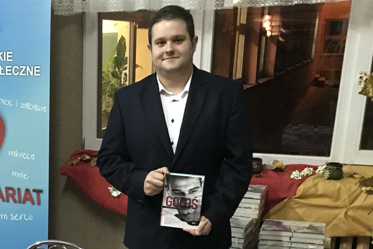 "To był z jednej strony wielki sportowiec a z drugiej - jeszcze większy człowiek. Człowiek o niesamowitym charakterze i charyzmie. Człowiek, który - może ciężko w to uwierzyć - nie miał żadnego wroga! Nie miał nikogo, kto wypowiedziałby się o nim w negatywny albo nawet pół negatywny sposób. To była fantastyczna osoba otwarta, uśmiechnięta, szczera" - mówi Piotr Bąk, autor biograficznej książki "Arkadiusz Gołaś - Przerwana Podróż”. Publikacja jest poświęcona niezwykle utalentowanemu zawodnikowi siatkarskiej reprezentacji Polski, którego doskonale zapowiadającą się karierę przerwała tragiczna śmierć. Premiera książki odbywa się wieczorem w rodzinnym mieście siatkarza - Ostrołęce. "To hołd dla kogoś, kto pasji poświęcił się bez reszty" - podkreśla Piotr Bąk w rozmowie z dziennikarzem RMF FM Pawłem Pawłowskim. 
