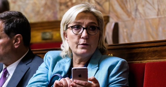 ​Francuski parlament uchylił immunitet prawicowej posłance Marine Le Pen w związku z opublikowanymi przez nią w 2015 r. na Twitterze zdjęciami przedstawiającymi brutalne egzekucje zakładników przeprowadzane przez dżihadystów z Państwa Islamskiego.