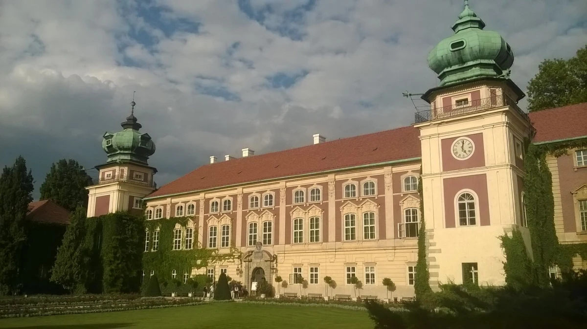 Polska Organizacja Turystyczna zapowiada wyciągnięcie konsekwencji po kompromitującej wpadce na targach World Travel Market w Londynie. Na stoisku POT zaprezentowano zdjęcie Zamku Książ z podpisem wskazującym na to, że to zamek w Łańcucie. Obie budowle trudno pomylić, bo już na pierwszy rzut oka znacznie się różnią.