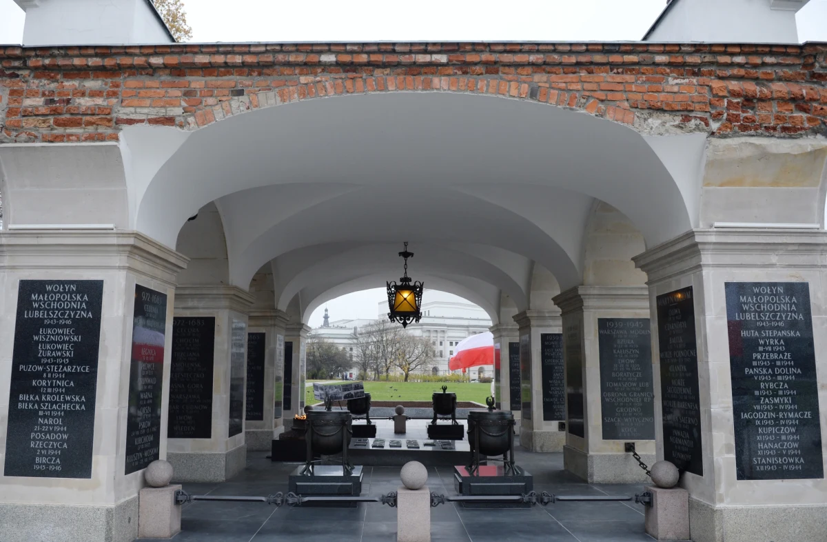 W najbliższych dniach zostaną odsłonięte dwie nowe tablice na grobie Nieznanego Żołnierza - poinformował sekretarz stanu w Ministerstwie Obrony Narodowej Michał Dworczyk. Będą poświęcone obrońcom osiedli polskich na Wołyniu i południowo-wschodniej Małopolski. 