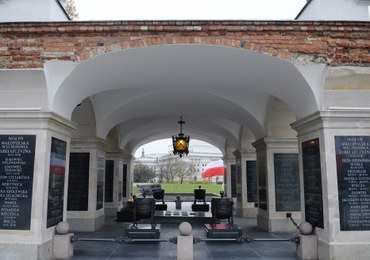 Nowe tablice na grobie Nieznanego Żołnierza. "Zostaną umieszczone z inicjatywy szefa MON"