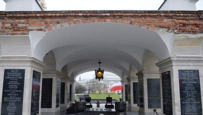 Nowe tablice na grobie Nieznanego Żołnierza. "Zostaną umieszczone z inicjatywy szefa MON"